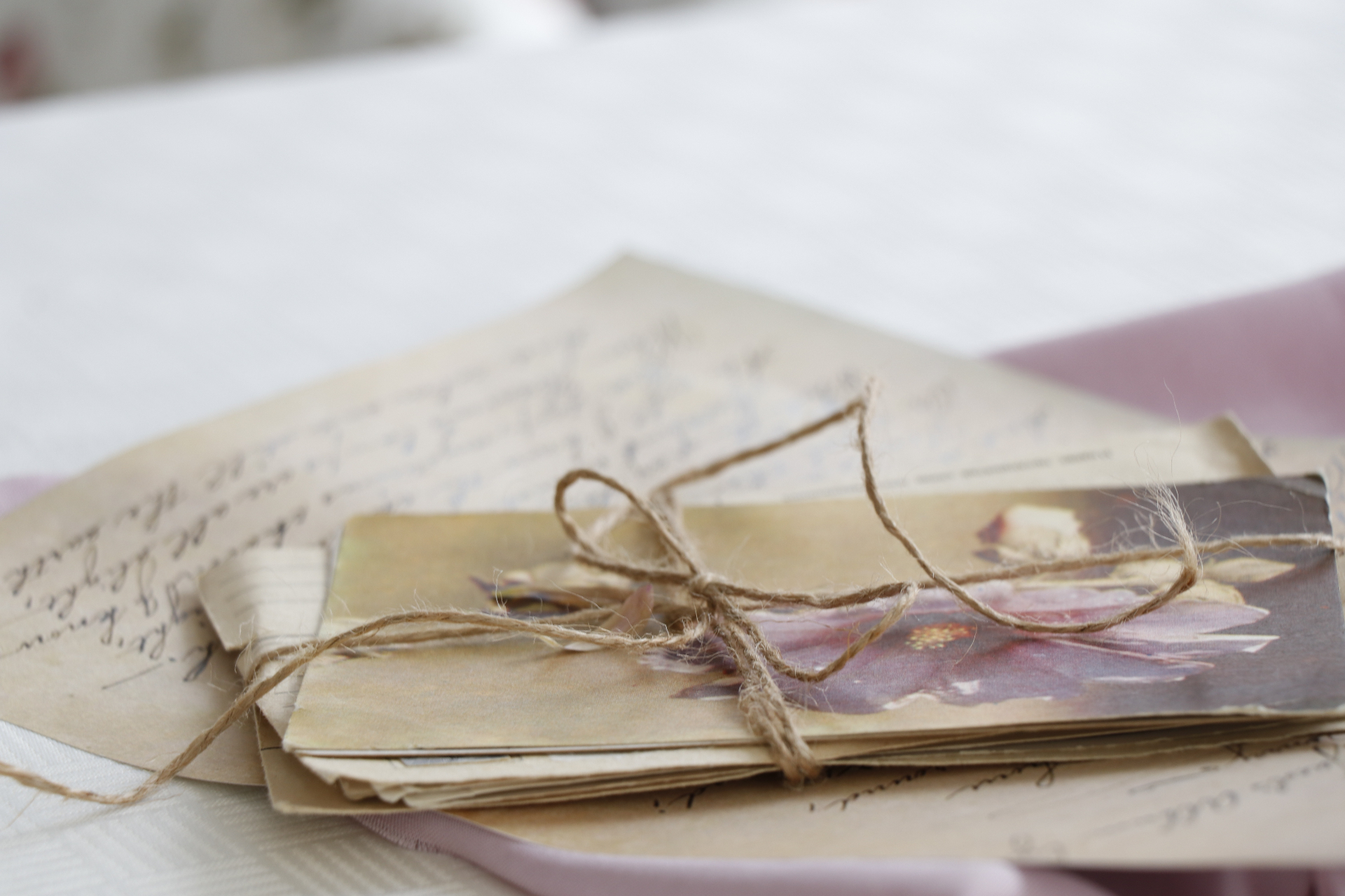 Una carta escrita a mano sobre una mesa de madera